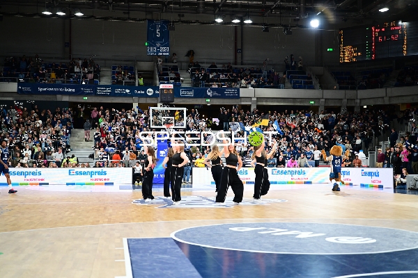 Halbzeitpause mit Tanzshow und Maskottchen