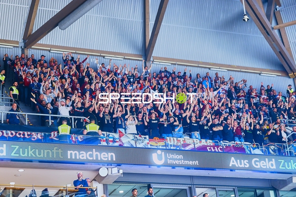 Fans feuern Mannschaften lautstark an