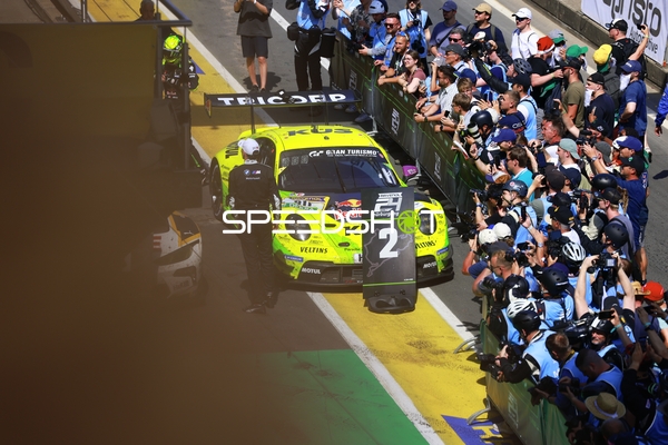 Rennfahrzeug in der Boxengasse