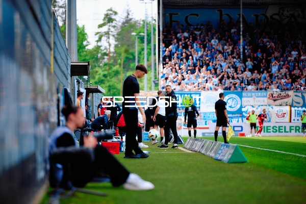 Spielszene mit SV Sandhausen und FC Hansa Rostock