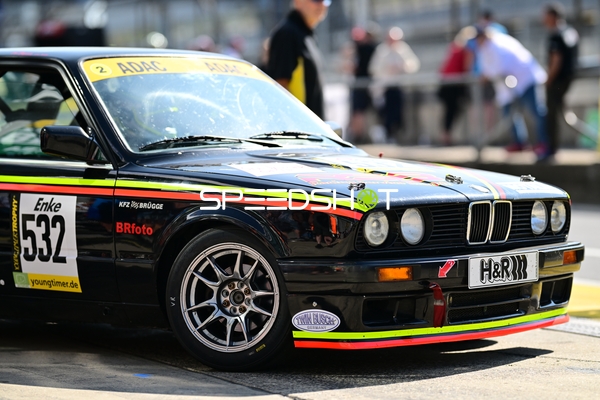 Klassischer Rennwagen in der Boxengasse