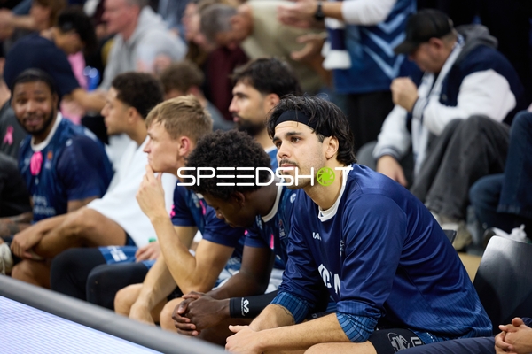 Spieler von MLP Academics Heidelberg auf der Bank