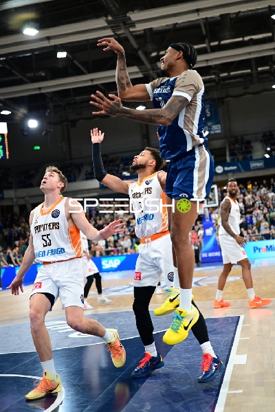 Sprungwurf von Kendale McCullum (10; Promitheas Patras Vikos Cola)