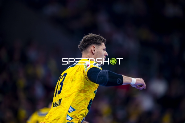 Sebastian Heymann zeigt Richtung