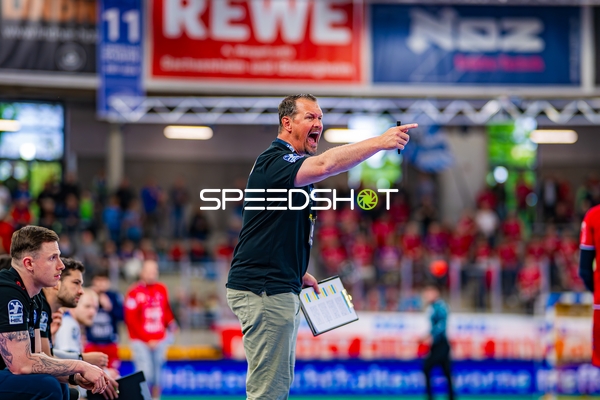 Trainer gibt Anweisungen