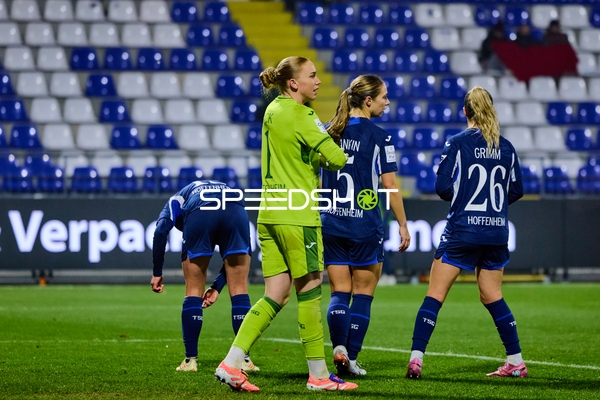 Torwart Laura Dick (1; TSG Hoffenheim Frauen) fokussiert