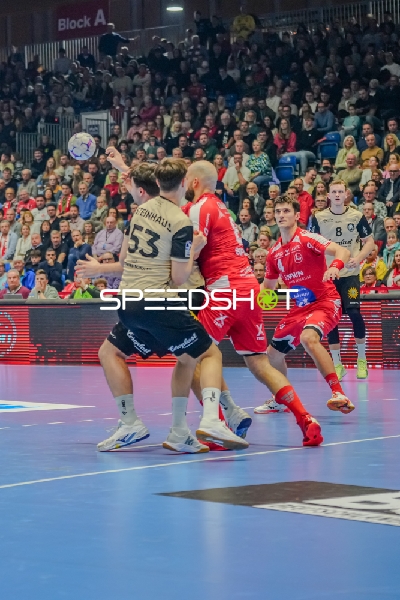 Nico Schöttle (8; Bergischer HC) und Nikolaj Enderleit (4; MT Melsungen) in Aktion