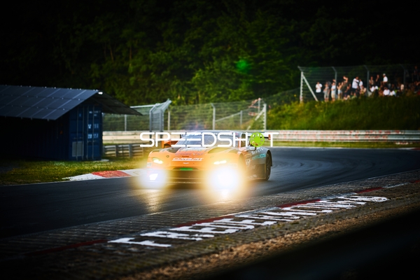 Rennfahrzeug auf der Rennstrecke