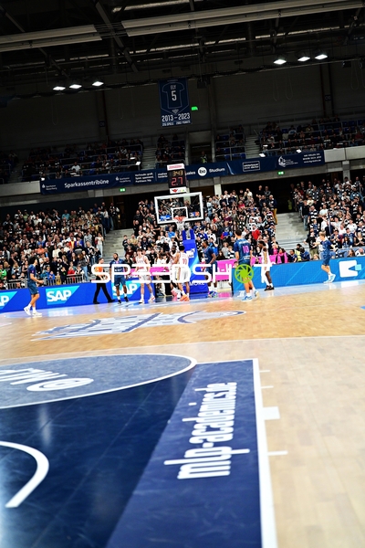 Samuell Williamson (10; MLP Academics Heidelberg) und Davion Mintz (10; Würzburg Baskets) in Aktion