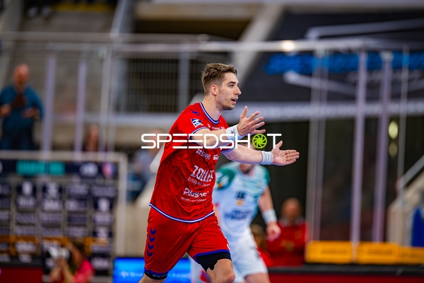 Gestikulierender Spieler Tom Wolf (10;SG BBM Bietigheim)