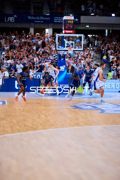 Fastbreak mit Michael Weathers (20;MLP Academics Heidelberg), Ryan Mikesell (33;MLP Academics Heidelberg), Einaras Tubutis (37;Frankfurt Skyliners)