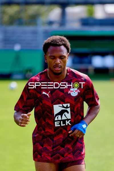 RB Leipzig Loïs Openda (11; RB Leipzig) beim Aufwärmen