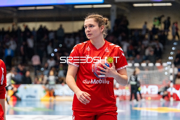 Joline Erni (44; Schweiz) mit Ball