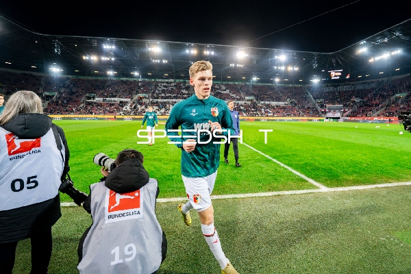 Spieler läuft auf dem Feld