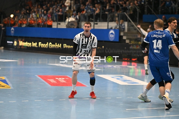 Spielszene: 27; THW Kiel und Elias Ellefsen a Skipagotu (71; THW Kiel)