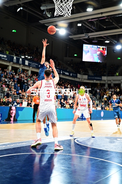 Wurf von Samuell Williamson (10; MLP Academics Heidelberg) über Kevin McClain (3; MLP Academics Heidelberg) und Lukas Herzog (1; Würzburg Baskets)