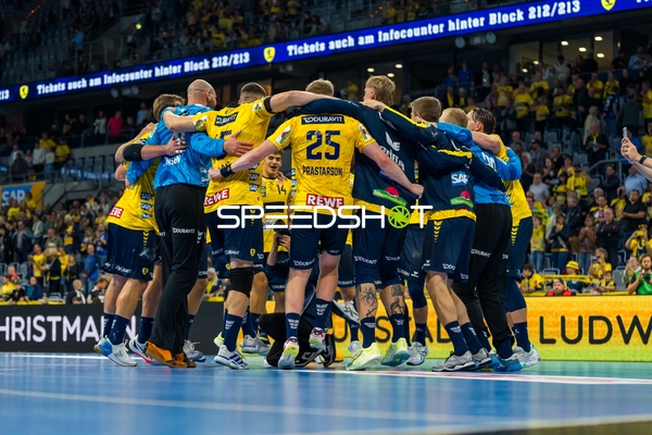 Gino Steenaerts (14; Rhein Neckar Löwen) jubelt mit Team