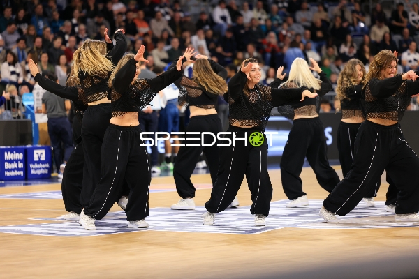 Basketball-Szene mit Cheerleadern