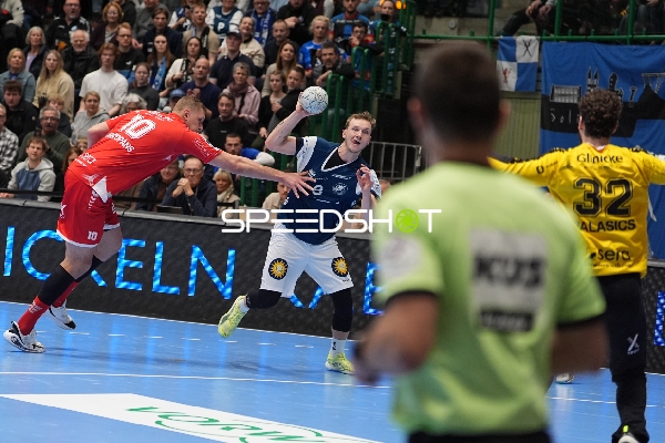 Nico Schöttle (8; Bergischer HC) und Dainis Krištopāns (10; MT Melsungen) in Aktion