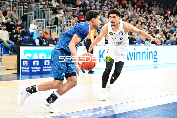 Adrian Worthy (0; Basketball Löwen Braunschweig) und Kevin McClain (3; MLP Academics Heidelberg) in Aktion