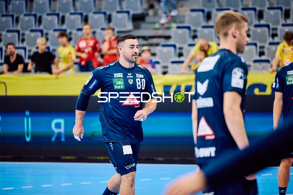 Spieler läuft auf dem Spielfeld