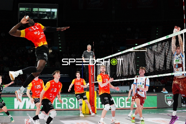 Spielszene mit Maximilian König (18; BADEN VOLLEYS SSC Karlsruhe), Denir Hadzic (3; BADEN VOLLEYS SSC Karlsruhe) und Nimo Benne (21; BADEN VOLLEYS SSC Karlsruhe)