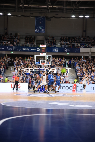 Spielaktion mit Spielern von MLP Academics Heidelberg und Veolia Towers Hamburg