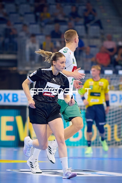 Schiedsrichterin Sophia Janz (2; REF) in Aktion