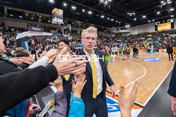 Johs Andersen (998; MHP Riesen Ludwigsburg) am Spielfeldrand