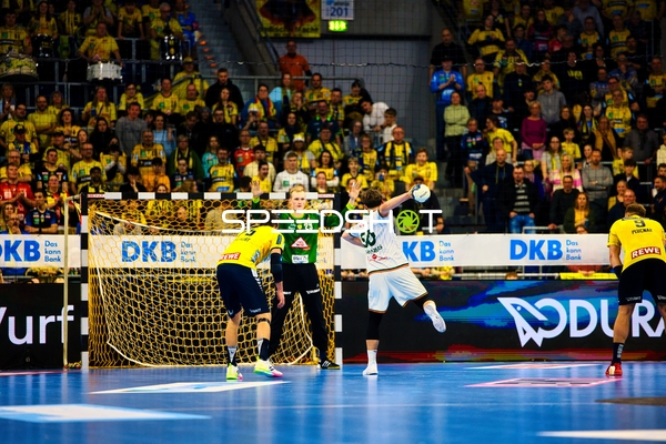 Ein Spieler von HSG Wetzlar wirft auf das Tor, das von David Späth von den Rhein Neckar Löwen verteidigt wird.