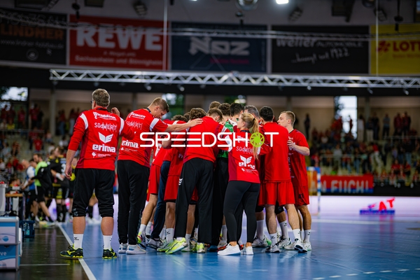 Till Hermann (41; SG BBM Bietigheim) mit Team in der Spielfeldmitte
