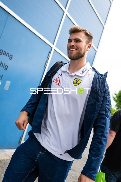 Spieler zeigt Sieges-Geste