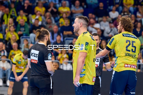 Diskussion zwischen Schiedsrichter und Spielern auf dem Spielfeld