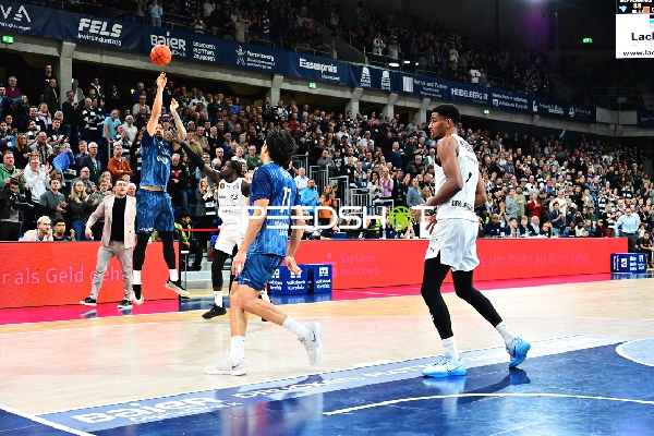 David NGuessan (1; Basketball Löwen Braunschweig) wirft den Ball