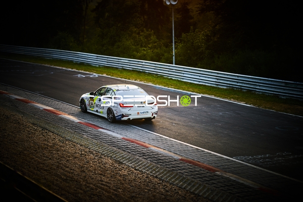 Rennfahrzeug auf der Rennstrecke