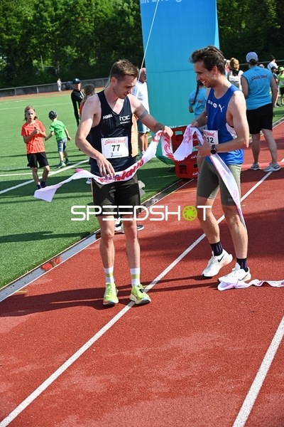 Läufer {null_77} und {null_12} am Ziel