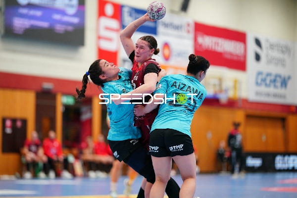 Szene mit Lena Sophia Degenhardt (8; HSG Bensheim/Auerbach) und Natsuki Aizawa (23; Thüringer HC)
