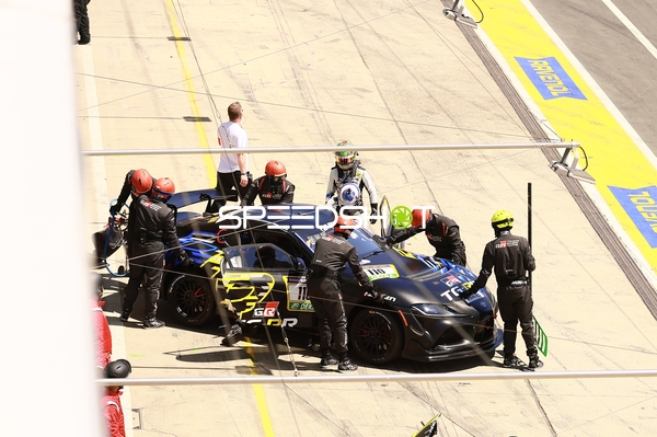 Rennfahrzeug in der Boxengasse