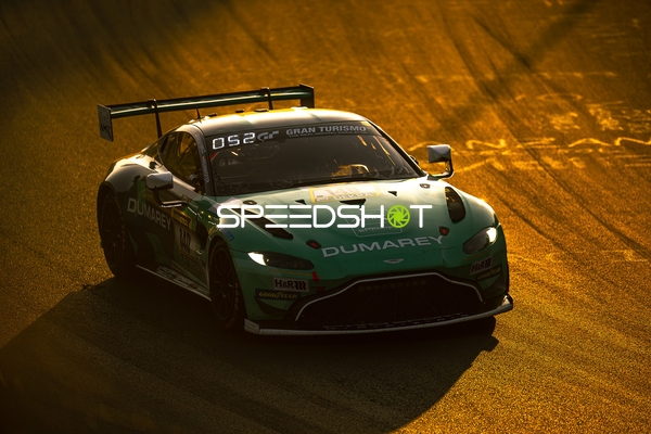 Rennfahrzeug auf der Rennstrecke