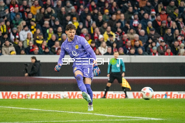 Torwart Gregor Kobel (1; Borussia Dortmund) am Ball