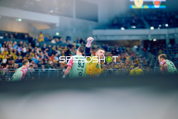 Ein Spieler der Rhein Neckar Löwen ist in Aktion und jubelt.