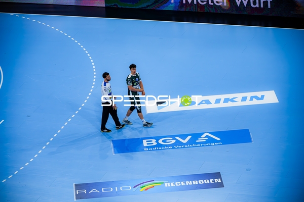 Tillman Leu (99; ThSV Eisenach) und Matija Spikic (1; ThSV Eisenach) im Gespräch