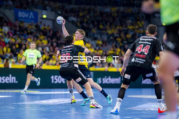 Haukur Thrastarson (25; Rhein Neckar Löwen) im Zweikampf