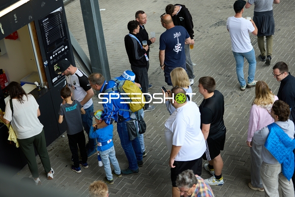 Keine Aktion, Fans am Getränkestand