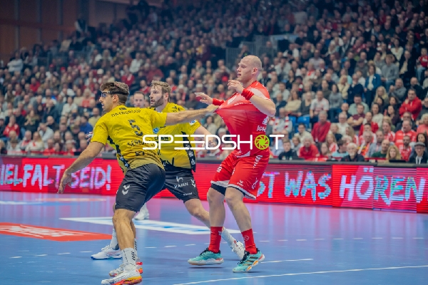 Szene mit Arnar Freyr Arnarsson (21; MT Melsungen) und Samuel Rothlisberger (17; TVB 1898 Stuttgart)