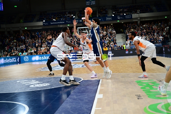 Spielszene mit Evdoxios Kapetakis (8; Promitheas Patras Vikos Cola) und Marcel Keßen (15; MLP Academics Heidelberg)