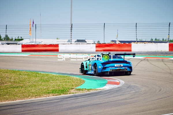 Falken Motorsports Porsche auf der Rennstrecke