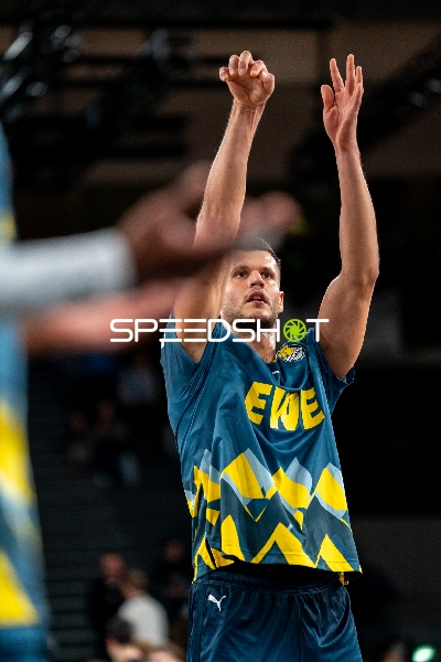 Filip Stanic (65; EWE Baskets Oldenburg) in Aktion