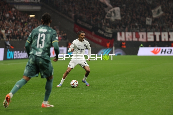 Jean-Mattéo Bahoya (19, Eintracht Frankfurt) mit Ball vor Destiny Udogie (13, Tottenham Hotspur)