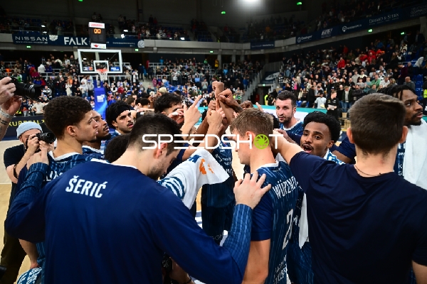 Szene mit Paul Zipser (9; MLP Academics Heidelberg), Erol Ersek (11; MLP Academics Heidelberg) und Michael Weathers (20; MLP Academics Heidelberg)